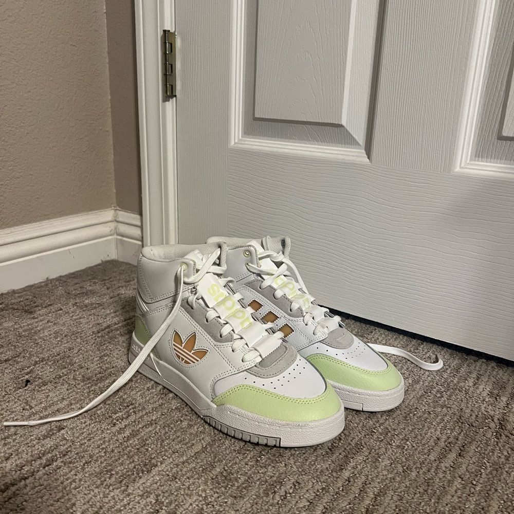 us women’s size 7 adidas sneakers